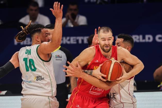 Basketball, WM, Montenegro - Mexiko (230825) -- MANILA, Aug. 25, 2023 -- Nemanja Radovic of Montenegro (2nd R) competes during the Group D first round match between Montenegro and Mexico at the 2023 FIBA World Cup in Manila, the Philippines, Aug. 25, 2023. ) (SP)PHILIPPINES-MANILA-BASKETBALL-FIBA WORLD CUP-GROUP D-MEX VS MNE RouellexUmali 