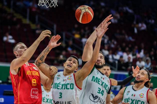 Basketball, WM, Montenegro - Mexiko (230825) -- MANILA, Aug. 25, 2023 -- Fabian Jaimes (2nd L) and Joshua Ibarra (2nd R) of Mexico competes against Marko Simonovic (1st L) of Montenegro during the Group D first round match between Montenegro and Mexico at the 2023 FIBA World Cup in Manila, the Philippines, Aug. 25, 2023. ) (SP)PHILIPPINES-MANILA-BASKETBALL-FIBA WORLD CUP-GROUP D-MEX VS MNE RouellexUmali 