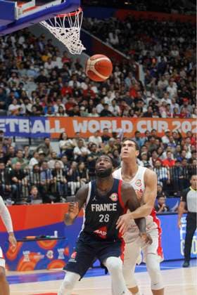 Basketball, WM, Frankreich - Kanada JAKARTA, INDONESIA AUGUST 25: Mathias Lessort (r) of France challenge by Dwight Powell of Canada during 2023 FIBA Basketball World Cup in in Jakarta, Indonesia on August 25, 2023. The 2023 FIBA Basketball World Cup will held on August 25 until September 10, 2023 in Jakarta - Indonesia, Manila - Philipines dan Okinawa Japan. BASKET BALL : France vs Canada - FIBA Coupe du monde 2023 - Hommes - Tour prÃ liminaire - Jakarta - 25 08 2023 YuliSeperi Panoramic 