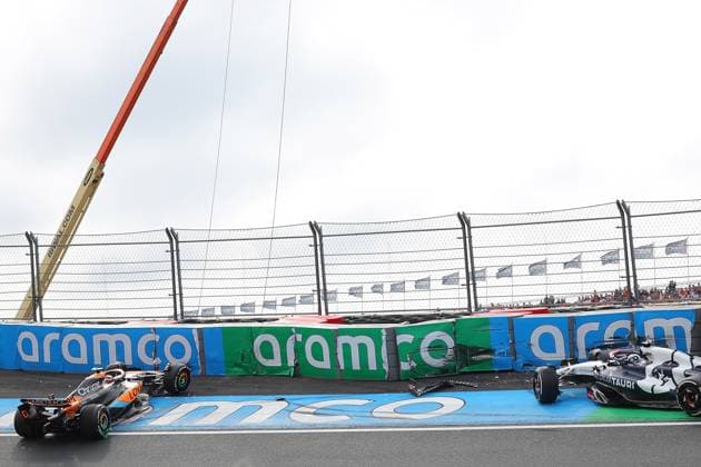 25.08.2023, Circuit Park Zandvoort, Zandvoort, FORMULA 1 HEINEKEN DUTCH GRAND PRIX 2023 , im Bild Unfall von Oscar Piastri (AUS), McLaren F1 Team und Daniel Ricciardo (AUS), Scuderia AlphaTauri in der Steilkurve. Zandvoort Circuit Park Zandvoort Niederlande