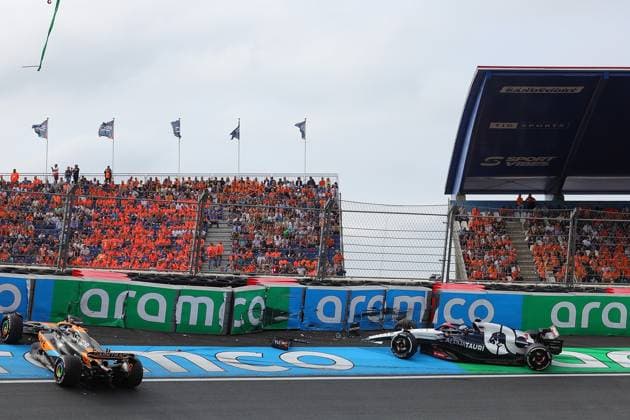 25.08.2023, Circuit Park Zandvoort, Zandvoort, FORMULA 1 HEINEKEN DUTCH GRAND PRIX 2023 , im Bild Unfall von Oscar Piastri (AUS), McLaren F1 Team und Daniel Ricciardo (AUS), Scuderia AlphaTauri in der Steilkurve. Zandvoort Circuit Park Zandvoort Niederlande