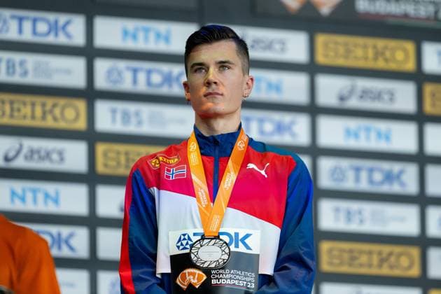 230825 Jakob Ingebrigtsen of Norway with his silver medal at the medal ceremony for men?s 1500 meter during day 7 of the 2023 World Athletics Championships on August 25, 2023 in Budapest. Photo: Vegard Grott BILDBYRAN kod VG JM0523 bbeng friidrott athletics friidrett 2023 world athletics championships world athletics championships budapest23 friidrotts-vm friidretts-vm vm Copyright: VEGARDxGRoTT BB230825VG056