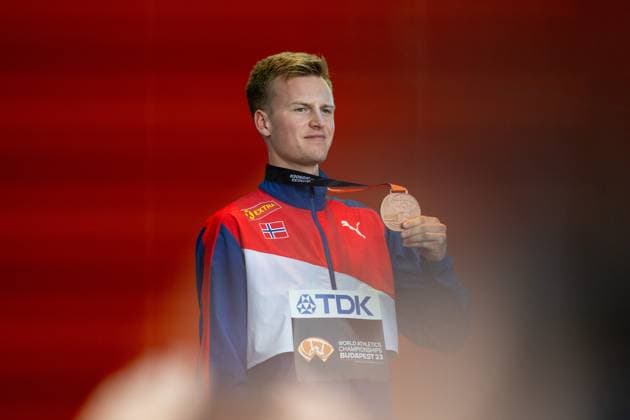230825 Narve Gilje Nordas of Norway with his bronze medal at the medal ceremony for men?s 1500 meter during day 7 of the 2023 World Athletics Championships on August 25, 2023 in Budapest. Photo: Vegard Grott BILDBYRAN kod VG JM0523 bbeng friidrott athletics friidrett 2023 world athletics championships world athletics championships budapest23 friidrotts-vm friidretts-vm vm Copyright: VEGARDxGRoTT BB230825VG057