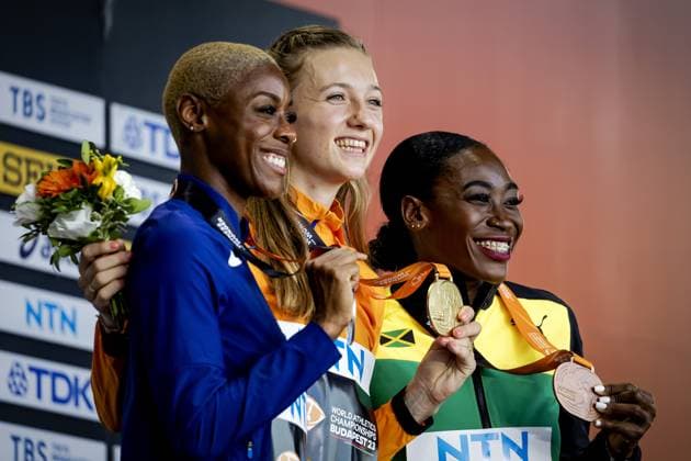 Leichtathletik, WM in Budapest, 400m Hürden der Frauen, Siegerehrung BUDAPEST - Femke Bol with her gold medal in the 400 meters hurdles during the seventh day of the World Athletics Championships. ANP ROBIN VAN LONKHUIJSEN Day 7 - World Athletics Championships Budapest 2023 2023 xVIxANPxSportx xxANPxIVx 476282646 originalFilename: 476282646.jpg