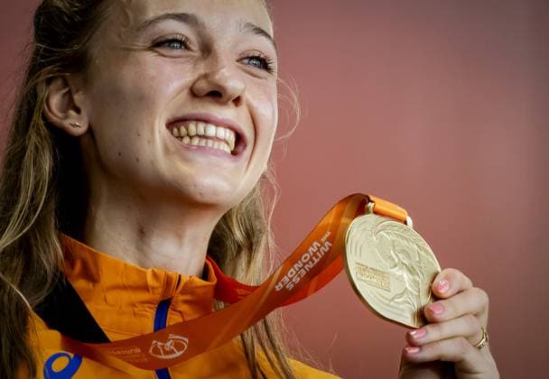 Sport Bilder des Tages Leichtathletik, WM in Budapest, 400m Hürden der Frauen, Siegerehrung BUDAPEST - Femke Bol with her gold medal in the 400 meters hurdles during the seventh day of the World Athletics Championships. ANP ROBIN VAN LONKHUIJSEN Day 7 - World Athletics Championships Budapest 2023 2023 xVIxANPxSportx xxANPxIVx 476282657 originalFilename: 476282657.jpg
