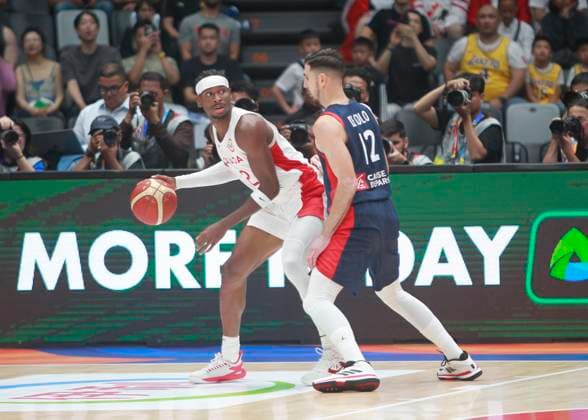 Basketball, WM, Frankreich - Kanada JAKARTA, INDONESIA AUGUST 25: Shai Gilgeous-Alexander (R) of Canda challenge by Nando de Collo of France on Farnce versus Canada game during 2023 FIBA Basketball World Cup in in Jakarta, Indonesia on August 25, 2023. The 2023 FIBA Basketball World Cup will held on August 25 until September 10, 2023 in Jakarta - Indonesia, Manila - Philipines dan Okinawa Japan. BASKET BALL : France vs Canada - FIBA Coupe du monde 2023 - Hommes - Tour prÃ liminaire - Jakarta - 25 08 2023 YuliSeperi Panoramic 