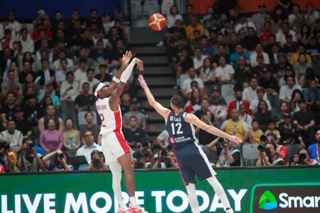 Basketball, WM, Frankreich - Kanada JAKARTA, INDONESIA AUGUST 25: Shai Gilgeous-Alexander (R) of Canda challenge by Nando de Collo of France on Farnce versus Canada game during 2023 FIBA Basketball World Cup in in Jakarta, Indonesia on August 25, 2023. The 2023 FIBA Basketball World Cup will held on August 25 until September 10, 2023 in Jakarta - Indonesia, Manila - Philipines dan Okinawa Japan. BASKET BALL : France vs Canada - FIBA Coupe du monde 2023 - Hommes - Tour prÃ liminaire - Jakarta - 25 08 2023 YuliSeperi Panoramic 