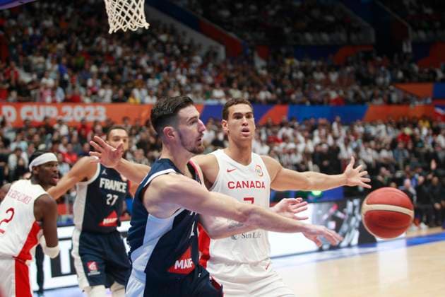 Basketball, WM, Frankreich - Kanada JAKARTA, INDONESIA AUGUST 25: Nando de Colo (L) challenge by Dwight Powell of Canada on France versus Canada game during 2023 FIBA Basketball World Cup in in Jakarta, Indonesia on August 25, 2023. The 2023 FIBA Basketball World Cup will held on August 25 until September 10, 2023 in Jakarta - Indonesia, Manila - Philipines dan Okinawa Japan. BASKET BALL : France vs Canada - FIBA Coupe du monde 2023 - Hommes - Tour prÃ liminaire - Jakarta - 25 08 2023 YuliSeperi Panoramic 