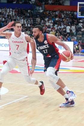 Basketball, WM, Frankreich - Kanada JAKARTA, INDONESIA AUGUST 25: Rudy Gobert (R) of France challenge by Dwight Powell of Canada on France versus Canada game during 2023 FIBA Basketball World Cup in in Jakarta, Indonesia on August 25, 2023. The 2023 FIBA Basketball World Cup will held on August 25 until September 10, 2023 in Jakarta - Indonesia, Manila - Philipines dan Okinawa Japan. BASKET BALL : France vs Canada - FIBA Coupe du monde 2023 - Hommes - Tour prÃ liminaire - Jakarta - 25 08 2023 YuliSeperi Panoramic 