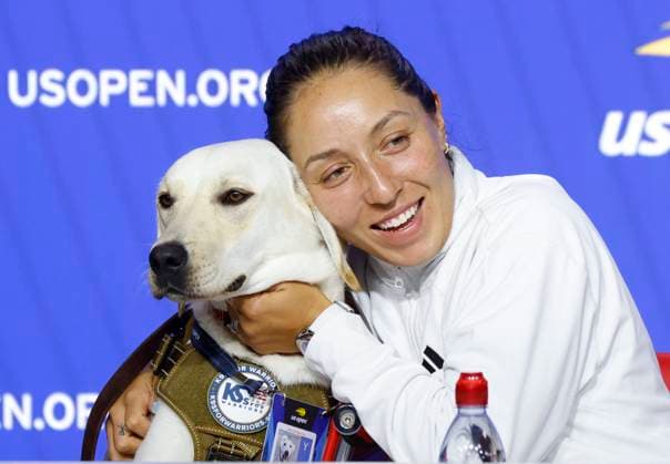 Sport Themen der Woche KW34 Jessica Pegula holds Ace, a service dog representing K9S For Warriors Service Dogs In-Training sponsored by Jessica Pegula, when she speaks at a press conference, PK, Pressekonferenz in Arthur Ashe Stadium at the 2023 US Open Tennis Championships in at the USTA Billie Jean King National Tennis Center on Saturday August 25, 2023 in New York City.  NYP20230825150 JOHNxANGELILLO