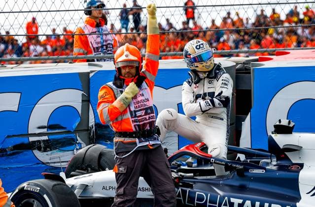 Sport Bilder des Tages 03 RICCIARDO Daniel (aus), Scuderia AlphaTauri AT04, action, crash, accident, during the 2023 Formula 1 Heineken Dutch Grand Prix, 13th round of the 2023 Formula One World Championship, WM, Weltmeisterschaft from August 25 to 28, 2023 on the Zandvoort Circuit, in Zandvoort, Netherlands - F1 - DUTCH GRAND PRIX 2023 DPPI Panoramic  RIC022