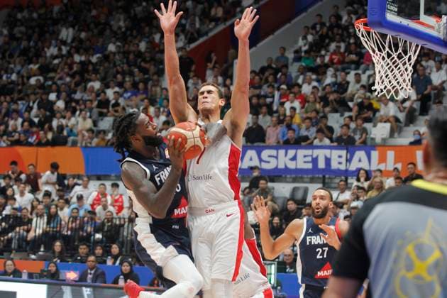 Basketball, WM, Frankreich - Kanada JAKARTA, INDONESIA AUGUST 25: Mathias Lessort (L) of France challenge by Dwight Powell (R) of Canada on France versus Canada game during 2023 FIBA Basketball World Cup in in Jakarta, Indonesia on August 25, 2023. The 2023 FIBA Basketball World Cup will held on August 25 until September 10, 2023 in Jakarta - Indonesia, Manila - Philipines dan Okinawa Japan. BASKET BALL : France vs Canada - FIBA Coupe du monde 2023 - Hommes - Tour prÃ liminaire - Jakarta - 25 08 2023 YuliSeperi Panoramic 