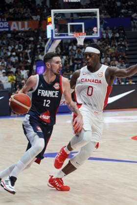 Basketball, WM, Frankreich - Kanada JAKARTA, INDONESIA AUGUST 25: Nando de Colo (L) of France challenge by Luguentz Dort (R) of Canada on France versus Canada game during 2023 FIBA Basketball World Cup in in Jakarta, Indonesia on August 25, 2023. The 2023 FIBA Basketball World Cup will held on August 25 until September 10, 2023 in Jakarta - Indonesia, Manila - Philipines dan Okinawa Japan. BASKET BALL : France vs Canada - FIBA Coupe du monde 2023 - Hommes - Tour prÃ liminaire - Jakarta - 25 08 2023 YuliSeperi Panoramic 