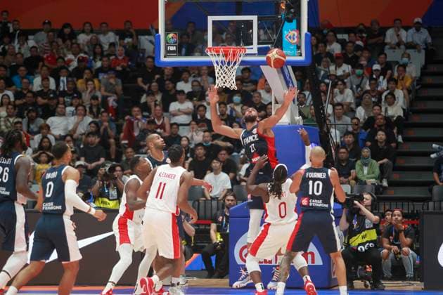 Basketball, WM, Frankreich - Kanada JAKARTA, INDONESIA AUGUST 25: Rudy Gobert rebound on France versus Canada game during 2023 FIBA Basketball World Cup in in Jakarta, Indonesia on August 25, 2023. The 2023 FIBA Basketball World Cup will held on August 25 until September 10, 2023 in Jakarta - Indonesia, Manila - Philipines dan Okinawa Japan. BASKET BALL : France vs Canada - FIBA Coupe du monde 2023 - Hommes - Tour prÃ liminaire - Jakarta - 25 08 2023 YuliSeperi Panoramic 