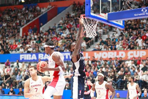 Basketball, WM, Frankreich - Kanada JAKARTA, INDONESIA AUGUST 25: Shai Gikgeous-Alexander (C) of Canada rebound ball on France versus Canada game during 2023 FIBA Basketball World Cup in in Jakarta, Indonesia on August 25, 2023. The 2023 FIBA Basketball World Cup will held on August 25 until September 10, 2023 in Jakarta - Indonesia, Manila - Philipines dan Okinawa Japan. BASKET BALL : France vs Canada - FIBA Coupe du monde 2023 - Hommes - Tour prÃ liminaire - Jakarta - 25 08 2023 YuliSeperi Panoramic 
