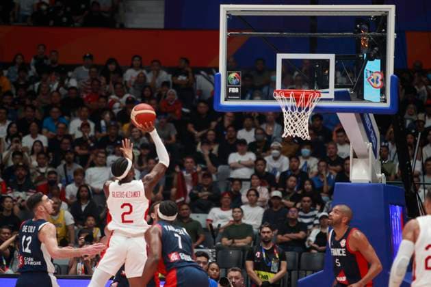 Basketball, WM, Frankreich - Kanada JAKARTA, INDONESIA AUGUST 25: Shai Gikgeous-Alexander of Canada jump shot on France versus Canada game during 2023 FIBA Basketball World Cup in in Jakarta, Indonesia on August 25, 2023. The 2023 FIBA Basketball World Cup will held on August 25 until September 10, 2023 in Jakarta - Indonesia, Manila - Philipines dan Okinawa Japan. BASKET BALL : France vs Canada - FIBA Coupe du monde 2023 - Hommes - Tour prÃ liminaire - Jakarta - 25 08 2023 YuliSeperi Panoramic 
