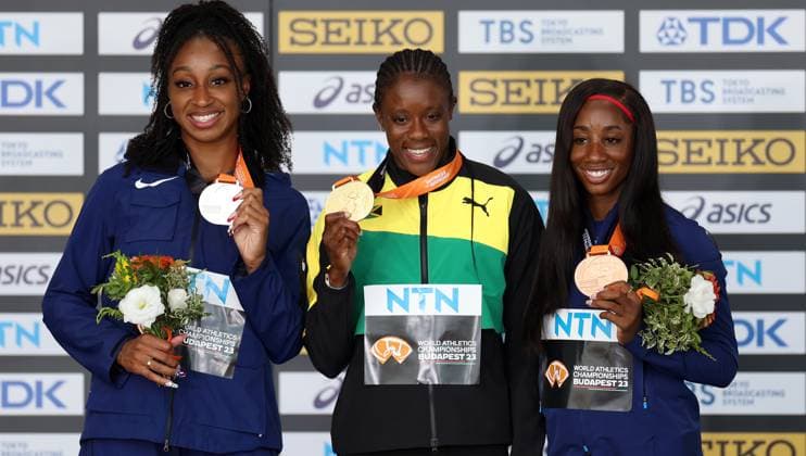 Sport Bilder des Tages (230826) -- BUDAPEST, Aug. 26, 2023 -- Gold medalist Danielle Williams (C) of Jamaica poses with silver medalist Jasmine Camacho-Quinn (L) of Puerto Rico and bronze medalist Kendra Harrison of the United States during the awarding ceremony for the women s 100 meters hurdles final during the World Athletics Championships in Budapest, Hungary, Aug. 25, 2023. ) (SP)HUNGARY-BUDAPEST-ATHLETICS-WORLD CHAMPIONSHIPS-DAY 7 LixYing 