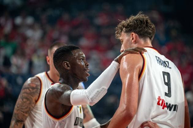 Basketball Okinawa 25.08.2023 FIBA Basketball World Cup 2023 Weltmeisterschaft der Männer Vorrunde Deutschland (GER) - Japan (JPN) Dennis Schröder Schroeder (Deutschland, No.17) Schröder Schroder Franz Wagner (Deutschland, No.09)