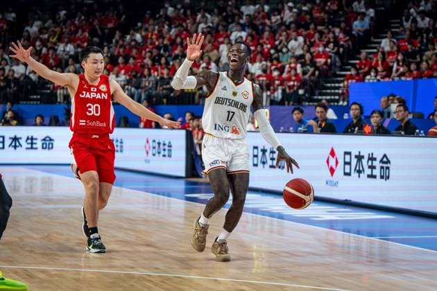 Basketball Okinawa 25.08.2023 FIBA Basketball World Cup 2023 Weltmeisterschaft der Männer Vorrunde Deutschland (GER) - Japan (JPN) Dennis Schröder Schroeder (Deutschland, No.17) Schröder Schroder KEISEI TOMINAGA (Japan, No.30)