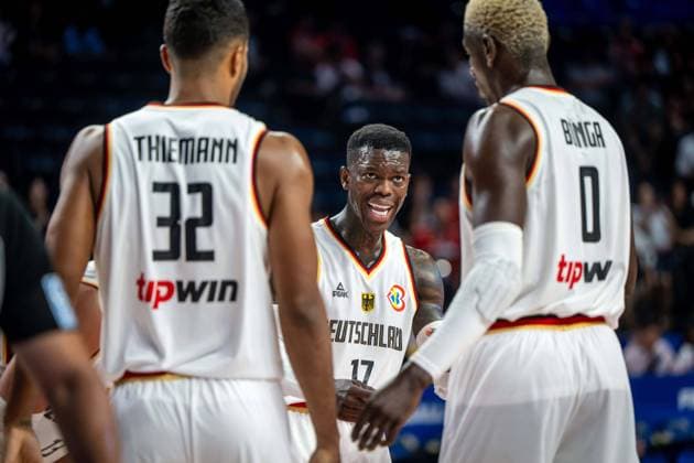 Basketball Okinawa 25.08.2023 FIBA Basketball World Cup 2023 Weltmeisterschaft der Männer Vorrunde Deutschland (GER) - Japan (JPN) Dennis Schröder Schroeder (Deutschland, No.17) Schröder Schroder Johannes Thiemann (Deutschland, No.32) Isaac Bonga (Deutschland, No.00)