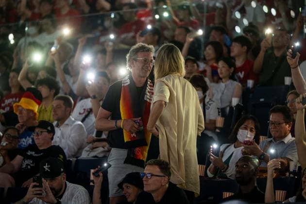 Basketball Okinawa 25.08.2023 FIBA Basketball World Cup 2023 Weltmeisterschaft der Männer Vorrunde Deutschland (GER) - Japan (JPN) Beate Wagner und Axel Schulz, die Eltern von Franz Wagner (Deutschland, No.09) und Moritz Wagner (Deutschland, No.13) als Zuschauer auf der Tribüne