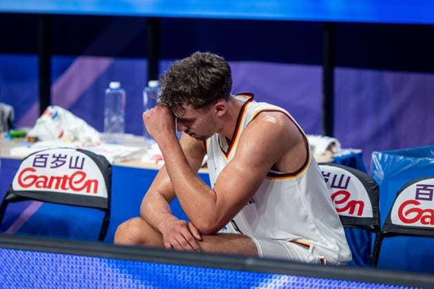 Basketball Okinawa 25.08.2023 FIBA Basketball World Cup 2023 Weltmeisterschaft der Männer Vorrunde Deutschland (GER) - Japan (JPN) Franz Wagner (Deutschland, No.09) verletzt auf der Ersatzbank niedergeschlagen verzweifelt enttäuscht