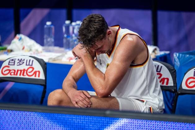 Basketball Okinawa 25.08.2023 FIBA Basketball World Cup 2023 Weltmeisterschaft der Männer Vorrunde Deutschland (GER) - Japan (JPN) Franz Wagner (Deutschland, No.09) verletzt auf der Ersatzbank niedergeschlagen verzweifelt enttäuscht
