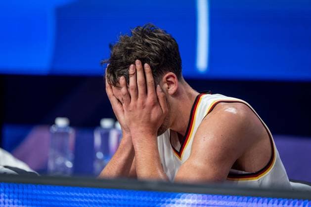 Basketball Okinawa 25.08.2023 FIBA Basketball World Cup 2023 Weltmeisterschaft der Männer Vorrunde Deutschland (GER) - Japan (JPN) Franz Wagner (Deutschland, No.09) verletzt auf der Ersatzbank niedergeschlagen verzweifelt enttäuscht