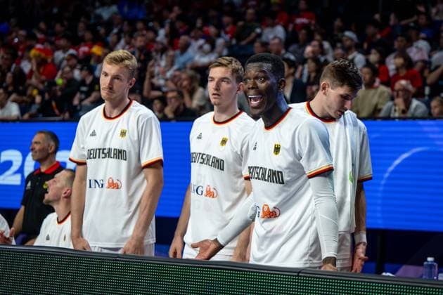 Basketball Okinawa 25.08.2023 FIBA Basketball World Cup 2023 Weltmeisterschaft der Männer Vorrunde Deutschland (GER) - Japan (JPN) Nils Giffey (Deutschland, No.05) Justus Hollatz (Deutschland, No.21) Dennis Schröder Schroeder (Deutschland, No.17) Schröder Schroder David Krämer (Deutschland, No.44) Kraemer Kramer vlnr.