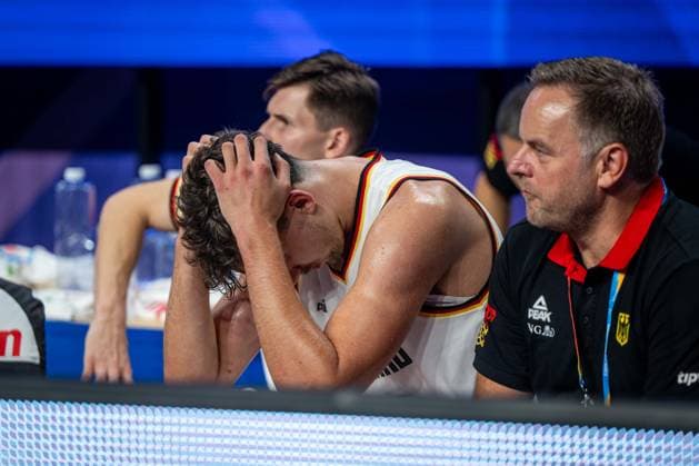 Basketball Okinawa 25.08.2023 FIBA Basketball World Cup 2023 Weltmeisterschaft der Männer Vorrunde Deutschland (GER) - Japan (JPN) Franz Wagner (Deutschland, No.09) verletzt auf der Ersatzbank niedergeschlagen verzweifelt enttäuscht