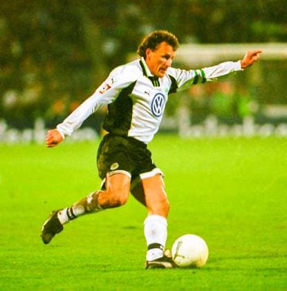 RECORD DATE NOT STATED Aus 1. BL. Saison 1999 2000 VfL Wolfsburg - Arminia Bielefeld 2:0 am 20.02.2000. Im Foto: WOB. Kpt. Frank Greiner *** From 1 BL season 1999 2000 VfL Wolfsburg Arminia Bielefeld 2 0 on 20 02 2000 In photo WOB Kpt Frank Greiner