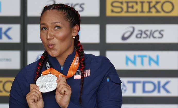 (230826) -- BUDAPEST, Aug. 26, 2023 -- Silver medalist Janee Kassanavoid of the United States poses during the awarding ceremony for the women s hammer throw final during the World Athletics Championships in Budapest, Hungary, Aug. 25, 2023. ) (SP)HUNGARY-BUDAPEST-ATHLETICS-WORLD CHAMPIONSHIPS-DAY 7 LixYing 