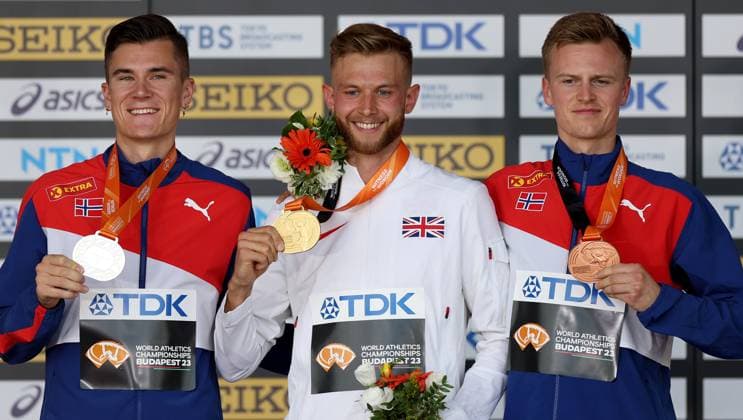 Sport Bilder des Tages (230826) -- BUDAPEST, Aug. 26, 2023 -- Gold medalist Josh Kerr (C) of Britain poses with silver medalist Jakob Ingerbrigtsen of Norway and brozne medalist Narve Gilje Nordas of Norway during the awarding ceremony for the men s 1500 meters final during the World Athletics Championships in Budapest, Hungary, Aug. 25, 2023. ) (SP)HUNGARY-BUDAPEST-ATHLETICS-WORLD CHAMPIONSHIPS-DAY 7 LixYing 