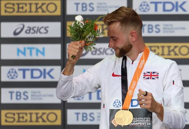 (230826) -- BUDAPEST, Aug. 26, 2023 -- Gold medalist Josh Kerr of Britain celebrates during the awarding ceremony for the men s 1500 meters final during the World Athletics Championships in Budapest, Hungary, Aug. 25, 2023. ) (SP)HUNGARY-BUDAPEST-ATHLETICS-WORLD CHAMPIONSHIPS-DAY 7 LixYing 