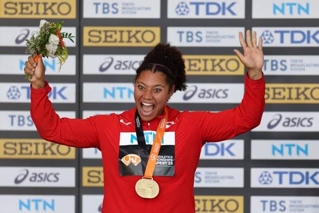 Sport Bilder des Tages (230826) -- BUDAPEST, Aug. 26, 2023 -- Gold medalist Camryn Rogers of Canada celebrates during the awarding ceremony for the women s hammer throw final during the World Athletics Championships in Budapest, Hungary, Aug. 25, 2023. ) (SP)HUNGARY-BUDAPEST-ATHLETICS-WORLD CHAMPIONSHIPS-DAY 7 LixYing 