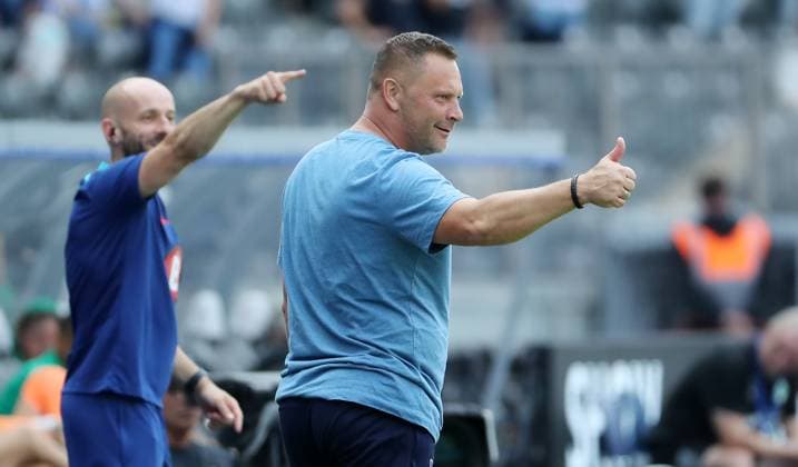 Sport Themen der Woche KW34 Trainer Pal Dardai Daumen hoch zeigend Aktion Oberkörper Fußball Fussball DFL 2.Bundesliga Herren 4.Spieltag Saison 2023 2024 26.08.2023 Hertha BSC Berlin vs. SpVgg Greuther Fürth DFL regulations prohibit any use of photographs as image sequences and or quasi-video *** Coach Pal Dardai Thumbs Up Showing Action Upper Body Sports Football Soccer DFL 2 Bundesliga Men 4 Matchday Season 2023 2024 26 08 2023 Hertha BSC Berlin vs SpVgg Greuther Fürth DFL regulations prohibit any use of photographs as image sequences and or quasi video