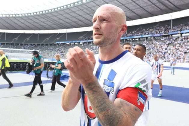DEU, DFL, 2. FBL, Hertha BSC vs. Greuther Fuehrth, 26.08.2023, Berliner Olympiastadion, Berlin, DEU, DFL, 2. FBL, Hertha BSC vs. Greuther Fuehrth, im Bild Toni Leistner (Hertha BSC Berlin 37) DFL - regulations prohibit any use of Photographs as image sequences and or quasi-video Foto: Juergen Engler nordphoto GmbH *** DEU, DFL, 2 FBL, Hertha BSC vs Greuther Fuehrth, 26 08 2023, Berliner Olympiastadion, Berlin, DEU, DFL, 2 FBL, Hertha BSC vs Greuther Fuehrth, in picture Toni Leistner Hertha BSC Berlin 37 DFL regulations prohibit any use of Photographs as image sequences and or quasi video Foto Juergen Engler nordphoto GmbH nordphotoxGmbHx xEngler nph00076