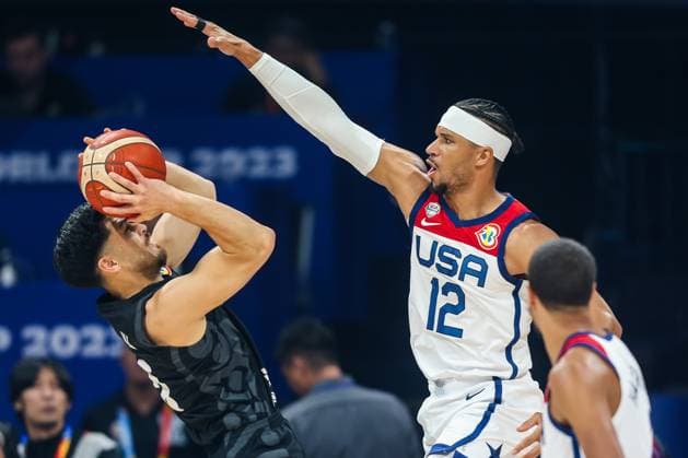 Sport Themen der Woche KW34 Sport Bilder des Tages (230826) -- MANILA, Aug. 26, 2023 -- Josh Hart (C) of the United States defends Shea Ili of New Zealand during the Group C match between the United States and New Zealand at the 2023 FIBA World Cup in Manila, the Philippines, on Aug. 26, 2023. ) (SP)PHILIPPINES-MANILA-BASKETBALL-FIBA WORLD CUP-GROUP C-USA VS NZL ROUELLExUMALI 
