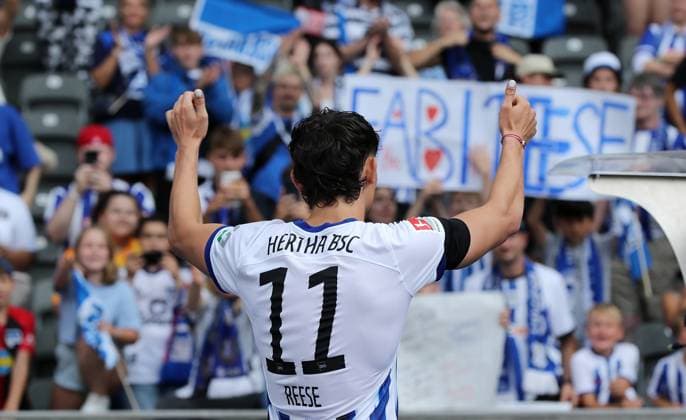 Fabian Reese zu den Fans klatschend, Fans mit Reese-Plakat Fußball Fussball DFL 2.Bundesliga Herren 4.Spieltag Saison 2023 2024 26.08.2023 Hertha BSC Berlin vs. SpVgg Greuther Fürth DFL regulations prohibit any use of photographs as image sequences and or quasi-video *** Fabian Reese clapping to fans, fans with Reese poster Sports Football Soccer DFL 2 Bundesliga Herren 4 Spieltag Saison 2023 2024 26 08 2023 Hertha BSC Berlin vs SpVgg Greuther Fürth DFL regulations prohibit any use of photographs as image sequences and or quasi video
