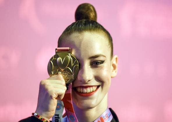 Sport Themen der Woche KW34 Sport Bilder des Tages 26.08.2023, xhbx, Turnen Rhythmische Sportgymnastik, 40th FIG Weltmeisterschaft emspor, v.l. Darja Varfolomeev (Deutschland, Germany) Siegerehrung Mehrkampf Gold 1. Platz (DFL DFB REGULATIONS PROHIBIT ANY USE OF PHOTOGRAPHS as IMAGE SEQUENCES and or QUASI-VIDEO) Valencia *** 26 08 2023, xhbx, gymnastics rhythmic gymnastics, 40th FIG world championship emspor, v l Darja Varfolomeev Germany, Germany award ceremony all-around gold 1 place DFL DFB REGULATIONS PROHIBIT ANY USE OF PHOTOGRAPHS as IMAGE SEQUENCES and or QUASI VIDEO Valencia