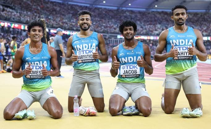 Sport Themen der Woche KW34 Sport Bilder des Tages (230827) -- BUDAPEST, Aug. 27, 2023 -- Team India s Rajesh Ramesh, Muhammed Ajmal Variyathodi, Amoj Jacob and Muhammed Anas Yahiya pose for photos after breaking the Asian record during the men s 4x400m relay heats at the World Athletics Championships in Budapest, Hungary, Aug. 26, 2023. ) (SP)HUNGARY-BUDAPEST-ATHLETICS-WORLD CHAMPIONSHIPS-DAY 8 LixMing 