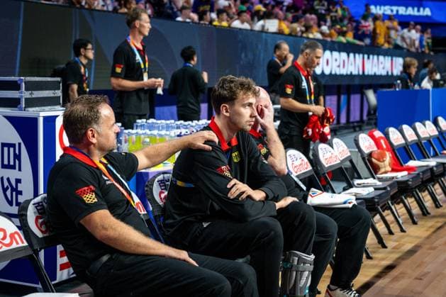 Sport Bilder des Tages Basketball Okinawa 27.08.2023 FIBA Basketball World Cup 2023 Weltmeisterschaft der Männer Vorrunde Australien (AUS) - Deutschland (GER) Franz Wagner (Deutschland, No.09) verletzt auf der Bank Er kann nicht gegen Australien spielen