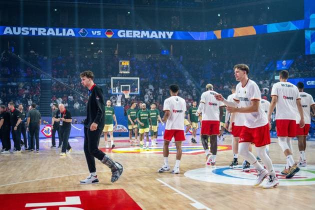 Basketball Okinawa 27.08.2023 FIBA Basketball World Cup 2023 Weltmeisterschaft der Männer Vorrunde Australien (AUS) - Deutschland (GER) Franz Wagner (Deutschland, No.09) verletzt Moritz Wagner (Deutschland, No.13)