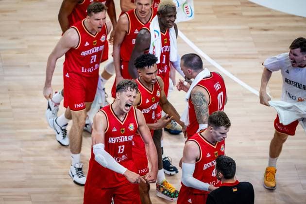 Sport Bilder des Tages Basketball Okinawa 27.08.2023 FIBA Basketball World Cup 2023 Weltmeisterschaft der Männer Vorrunde Australien (AUS) - Deutschland (GER) Moritz Wagner (Deutschland, No.13) Maodo Lo (Deutschland, No.04) Daniel Theis (Deutschland, No.10) Justus Hollatz (Deutschland, No.21) und andere Jubel