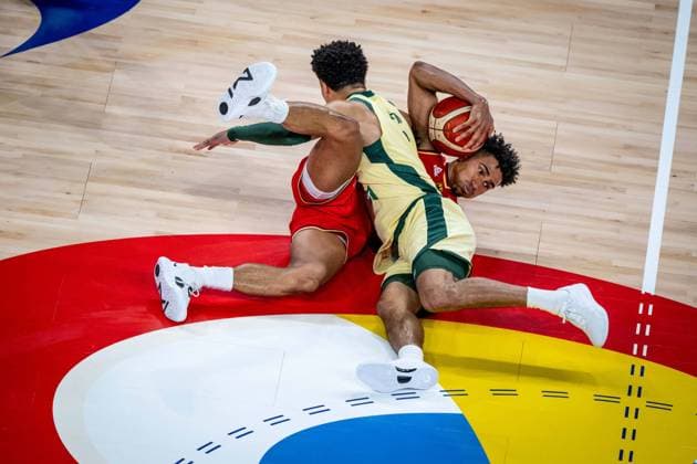 Sport Themen der Woche KW34 Sport Bilder des Tages Basketball Okinawa 27.08.2023 FIBA Basketball World Cup 2023 Weltmeisterschaft der Männer Vorrunde Australien (AUS) - Deutschland (GER) Maodo Lo (Deutschland, No.04) JOSH GREEN (Australien, No.06) *** Basketball Okinawa 27 08 2023 FIBA Basketball World Cup 2023 Mens World Cup Preliminary Round Australia AUS Germany GER Maodo Lo Germany, No 04 JOSH GREEN Australia, No 06