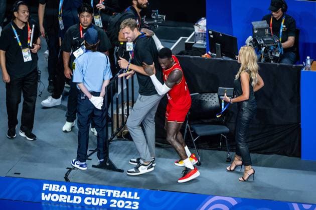 Basketball Okinawa 27.08.2023 FIBA Basketball World Cup 2023 Weltmeisterschaft der Männer Vorrunde Australien (AUS) - Deutschland (GER) Dennis Schröder Schroeder (Deutschland, No.17) Schröder Schroder bejubelt den Sieg mit Dirk Nowitzki