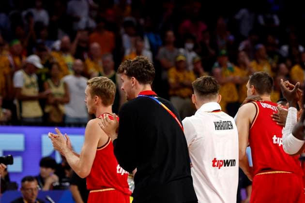 27.08.2023, FIBA Basketball Worldcup, Okinawa (Japan), Australien - Deutschland, Spieltag 2, Gruppe E. Franz Wagner (GER, No9) bedankt sich bei den Fans Okinawa Okinawa Arena Okinawa Japan