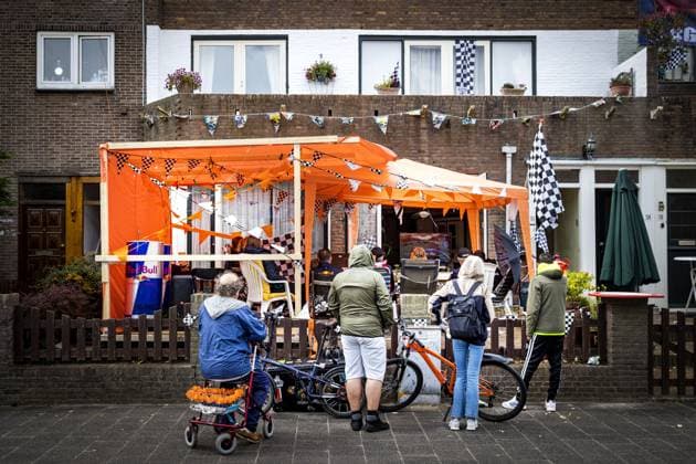 ZANDVOORT - People watch the F1 Grand Prix of the Netherlands in the van Speijkstraat. ANP RAMON VAN FLYMEN xVIxANPxSportx xxANPxIVx 476446014 originalFilename: 476446014.jpg