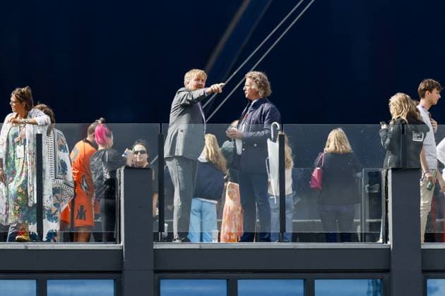 ZANDVOORT - King Willem Alexander (L) along with violinist Andre Rieu during the F1 Grand Prix of the Netherlands at Circuit Zandvoort on August 27, 2023 in Zandvoort, Netherlands. ANP KOEN VAN WEEL F1 Grand Prix of The Netherlands 2023 24 xVIxANPxSportx xxANPxIVx 476447082 originalFilename: 476447082.jpg