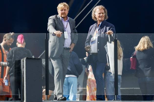 ZANDVOORT - King Willem Alexander along with Violinist Andre RieuMax during the F1 Grand Prix of the Netherlands at Circuit Zandvoort on August 27, 2023 in Zandvoort, Netherlands. ANP KOEN VAN WEEL F1 Grand Prix of The Netherlands 2023 24 xVIxANPxSportx xxANPxIVx 476447431 originalFilename: 476447431.jpg